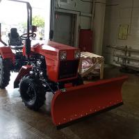 Трактор Уралец 2204 с отвалом для снега