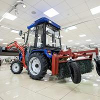 Коммунальный трактор LOVOL TE244 с фронтальным погрузчиком и щеткой